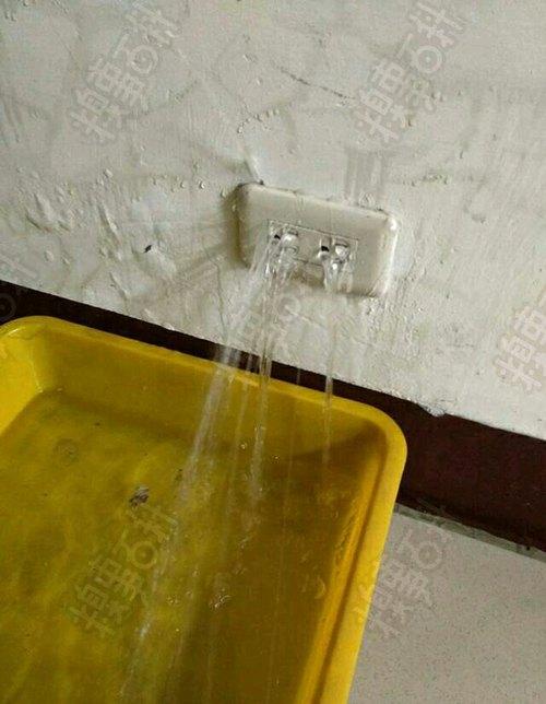 一个网友说家里墙上漏水了!