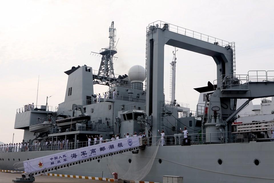 中国海军怎么个洋气法儿?新型补给舰高邮湖舰