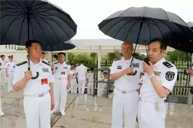 上将给少将打伞,有实力才有地位啊 - 军事 - 东方