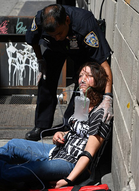 美国33人吸毒后神志不清瘫倒纽约街头如行尸
