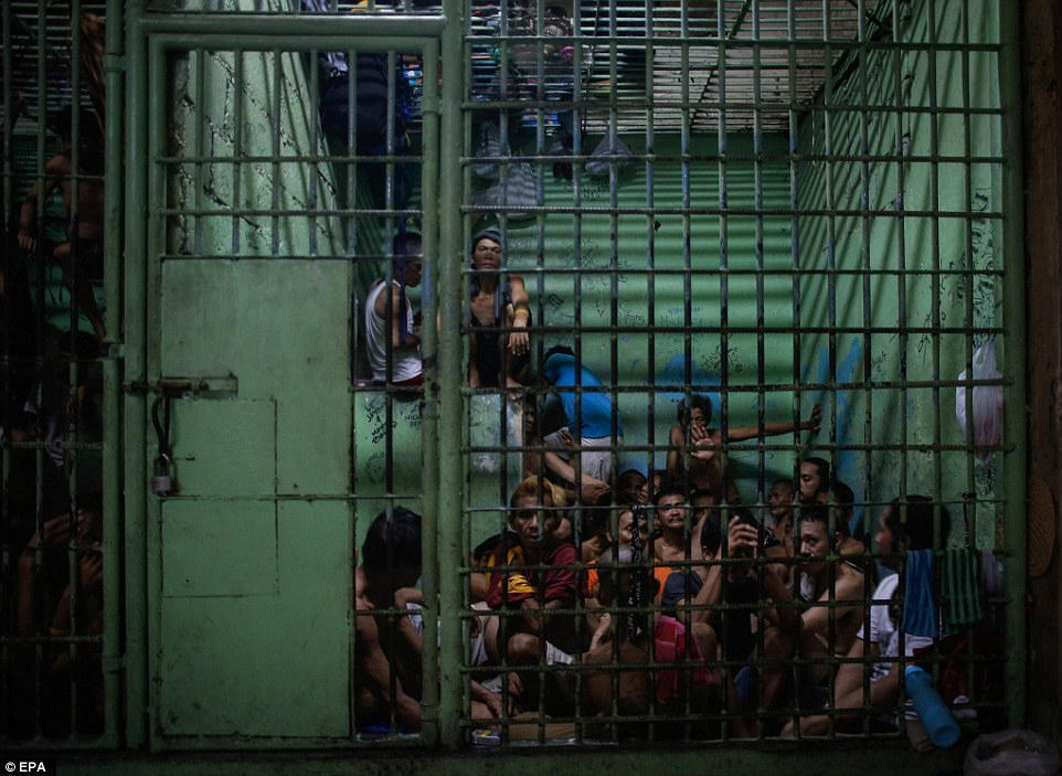 菲总统鼓励民众击毙毒贩 近6万瘾君子自首保命