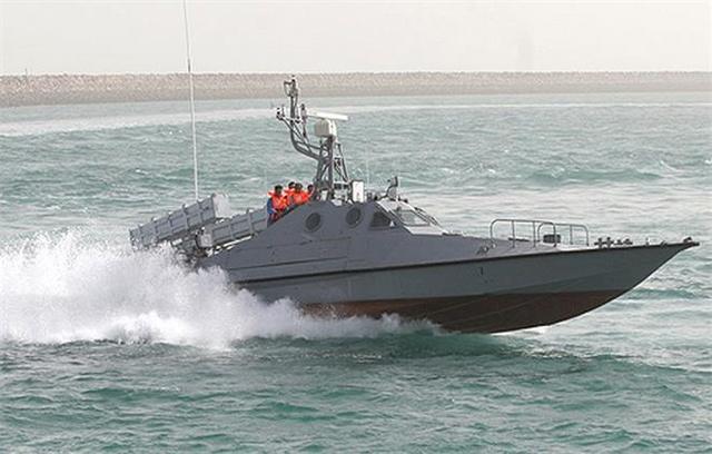 伊朗官方高调展示中国猫导弹艇:意在展示实力