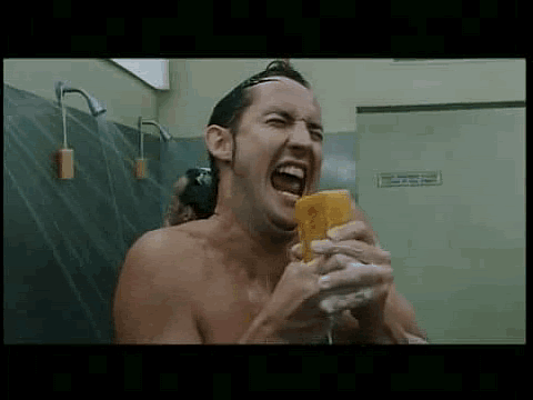 搞笑GIF:男人在公共浴池为什么怕捡肥皂?捡肥