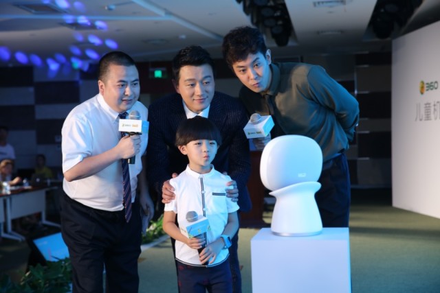 360儿童机器人8.15京东首发 加速360智能家居