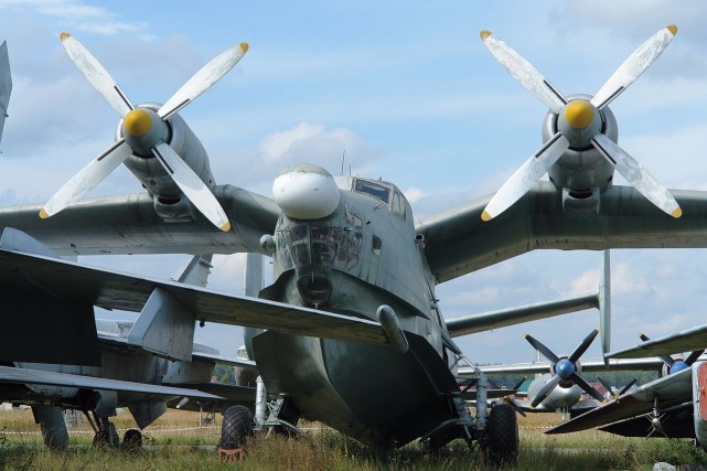 走进世界最大飞行博物馆:冷战传奇飞机齐聚草