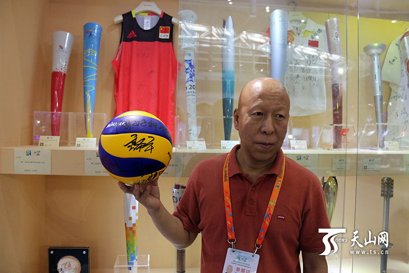 奥运会冠军中国女排姑娘们的签名排球、球衣惊