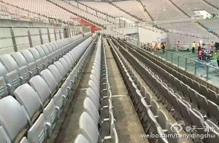 中国人替韩国人把球场打扫了,垃圾带走了,竟然