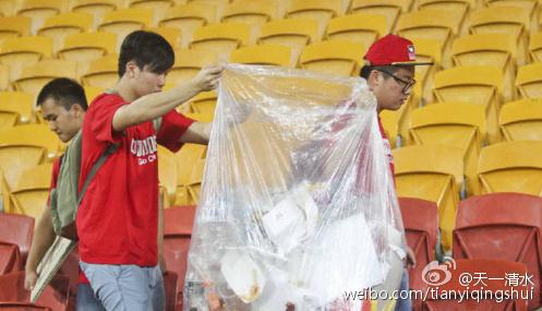 中国人替韩国人把球场打扫了,垃圾带走了,竟然