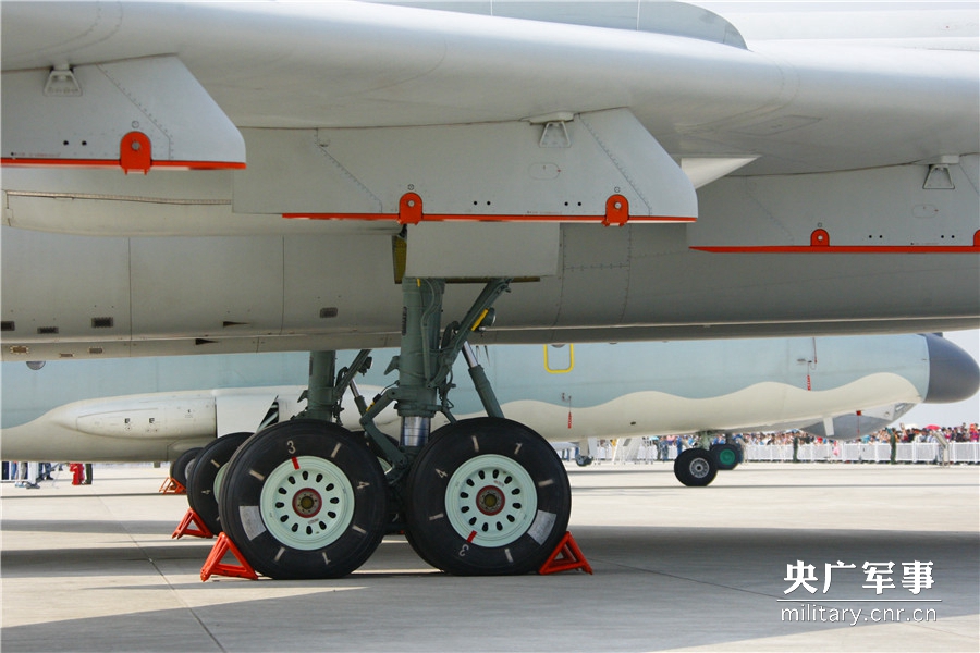 本网记者带你近距离感受中国空军各型新装备 