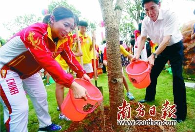 刘诗雯等奥运冠军回广州母校种下冠军树 - 体
