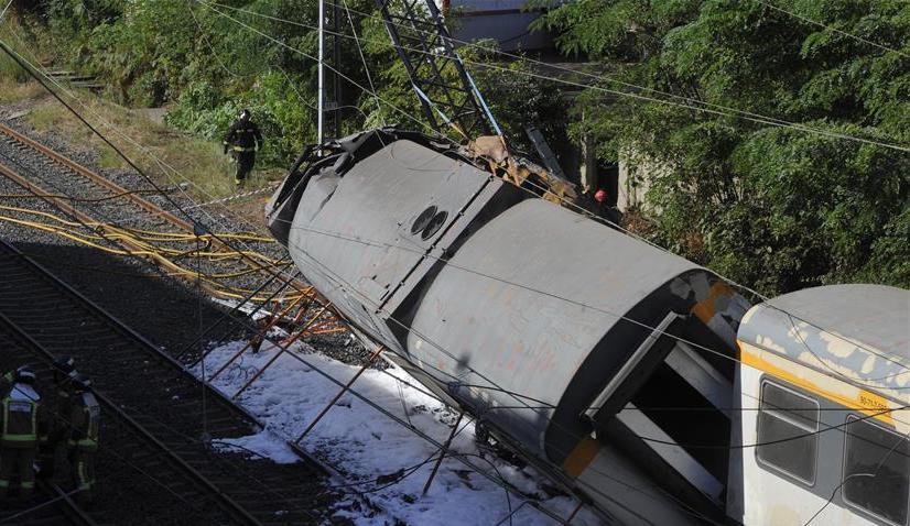 西班牙一列火车发生脱轨事故 致多人伤亡 - 国