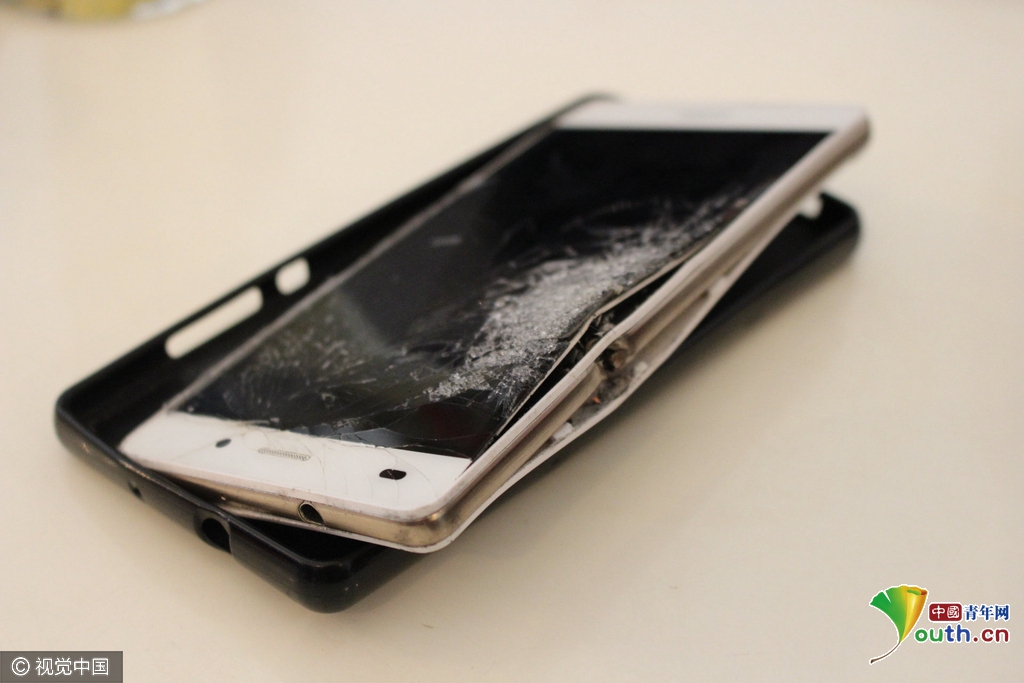 国产华为手机挡弹救命 手机断裂分层屏幕未碎