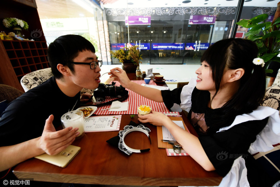 杭州现女仆咖啡馆 美女大学生亲自喂饭 - 国内