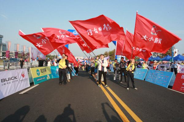 2016烟台国际马拉松闭幕 滨海大道万人齐开跑