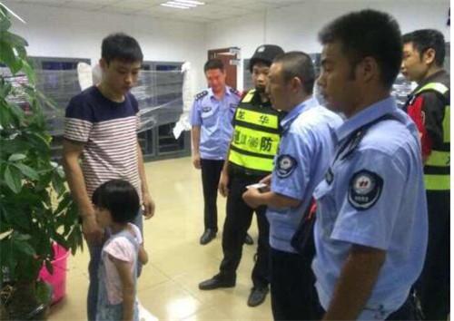 深圳一5岁女孩天黑遛狗迷路 网格员助其回家 