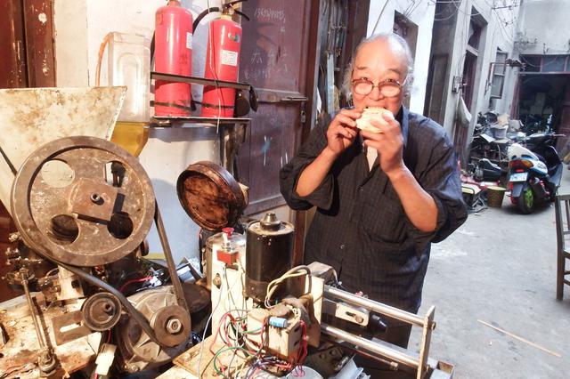 农民老汉3年为爱妻打造了一台自动烧饼机,就是