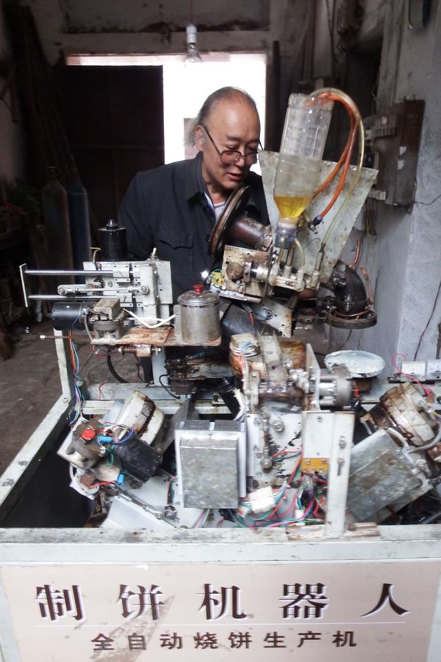 农民老汉3年为爱妻打造了一台自动烧饼机,就是
