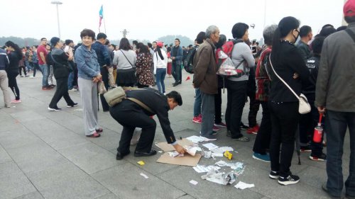 观升旗仪式 游客自发捡垃圾 - 国内 - 东方网合作