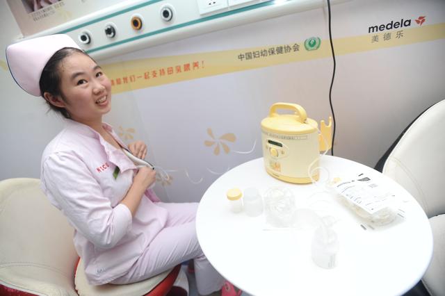 华中首家母乳库启动 漂亮女护士首个捐奶 - 社