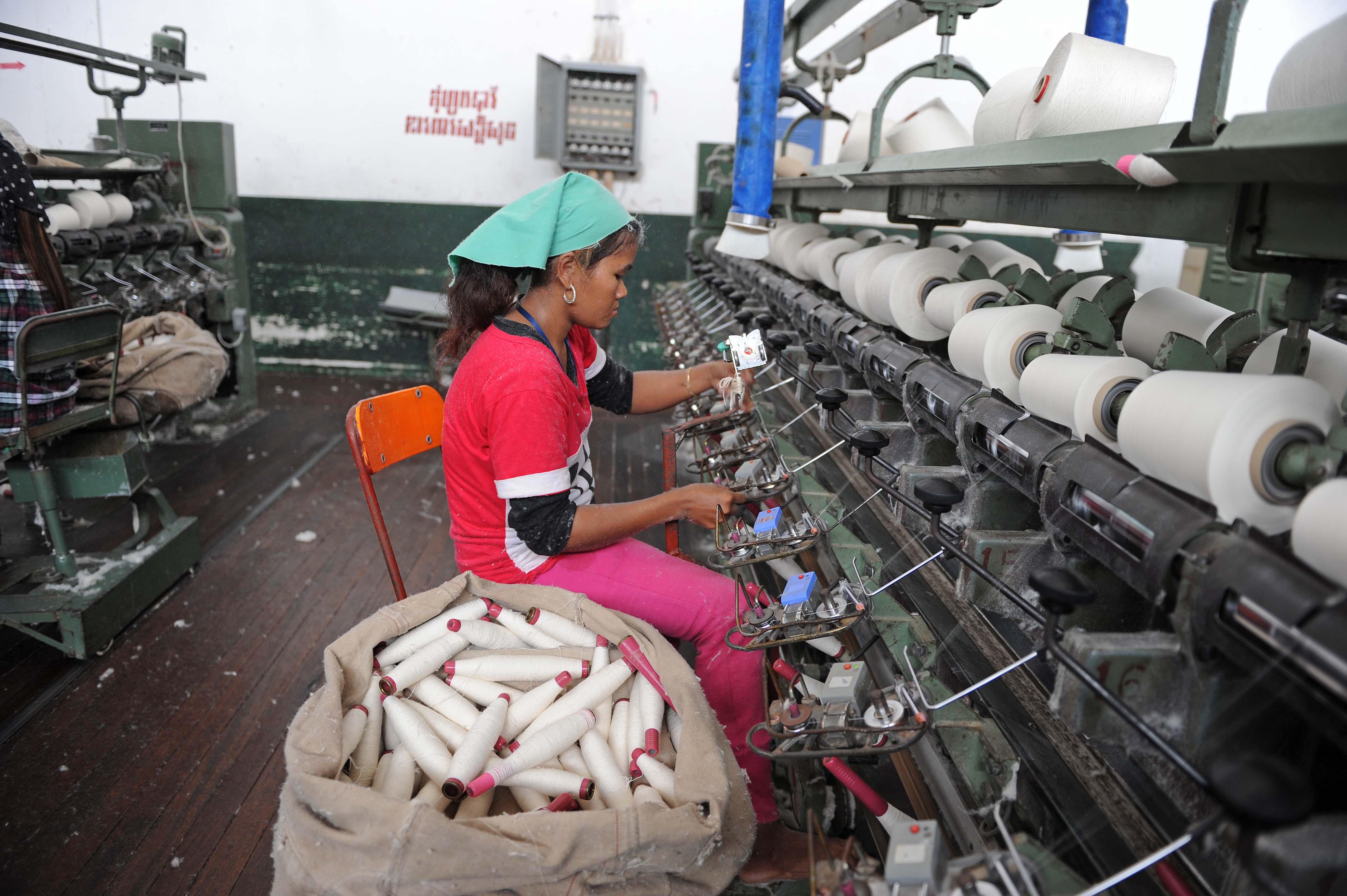 柬埔寨血汗工厂 年轻妹子做苦工 - 社会 - 东方网