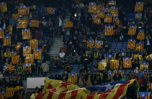 巴萨球迷再举独立旗帜,狂嘘欧冠会歌 - 体育 - 东