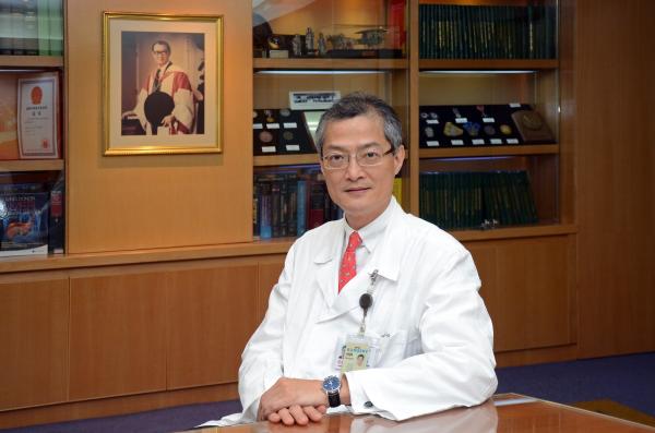 香港大学外科学系主任卢宠茂出任港大深圳医院