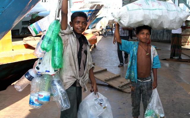 印度贫民窟 男孩子的乐趣就是翻垃圾、打架和