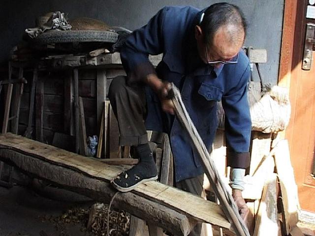 老人做木匠55年,曾带多个徒弟,如今遗憾无人传