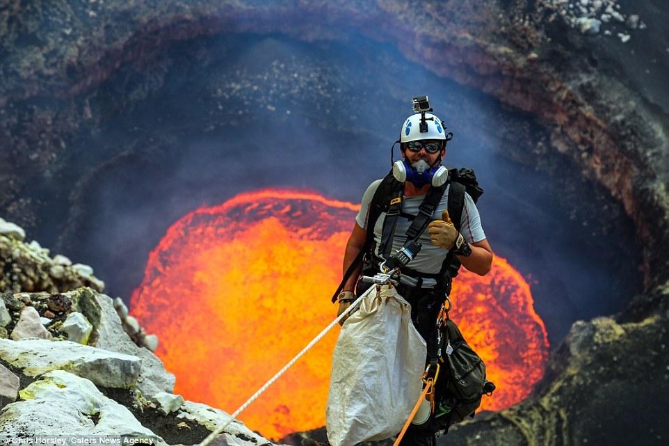 摄影师宿营火山岩壁 冒死记录绝美熔岩 - 国际