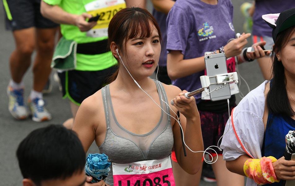 2016深圳龙岗半程马拉松 美女直播抢镜 - 体育