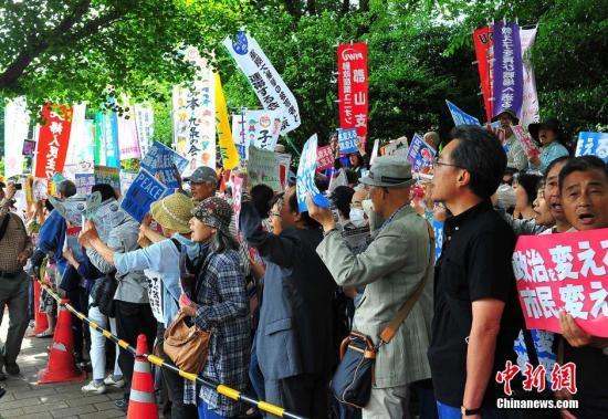 日本宪法发布70周年 民众集会思考宪法反对修