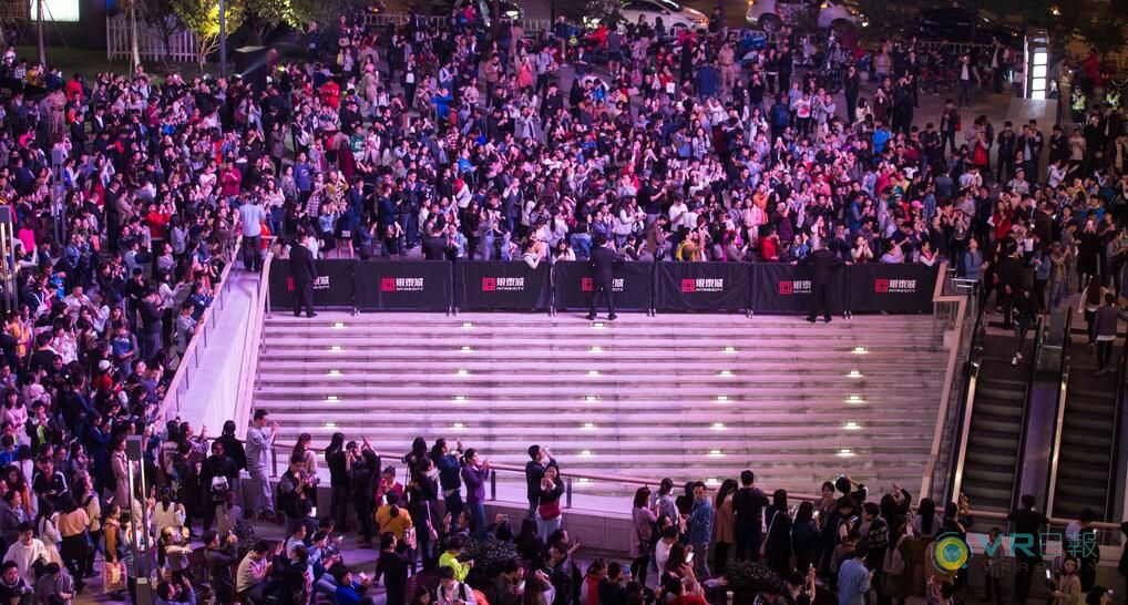 杭州:数千市民同时举手机玩AR游戏抢现金红包