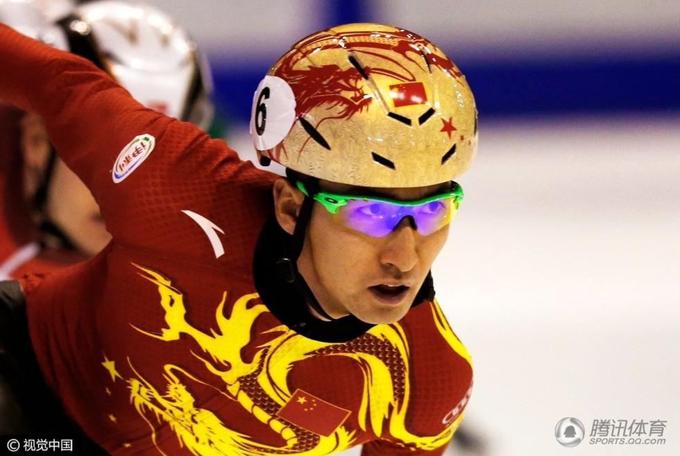 高清:短道速滑运动员酷炫头盔 中国龙闪耀全场