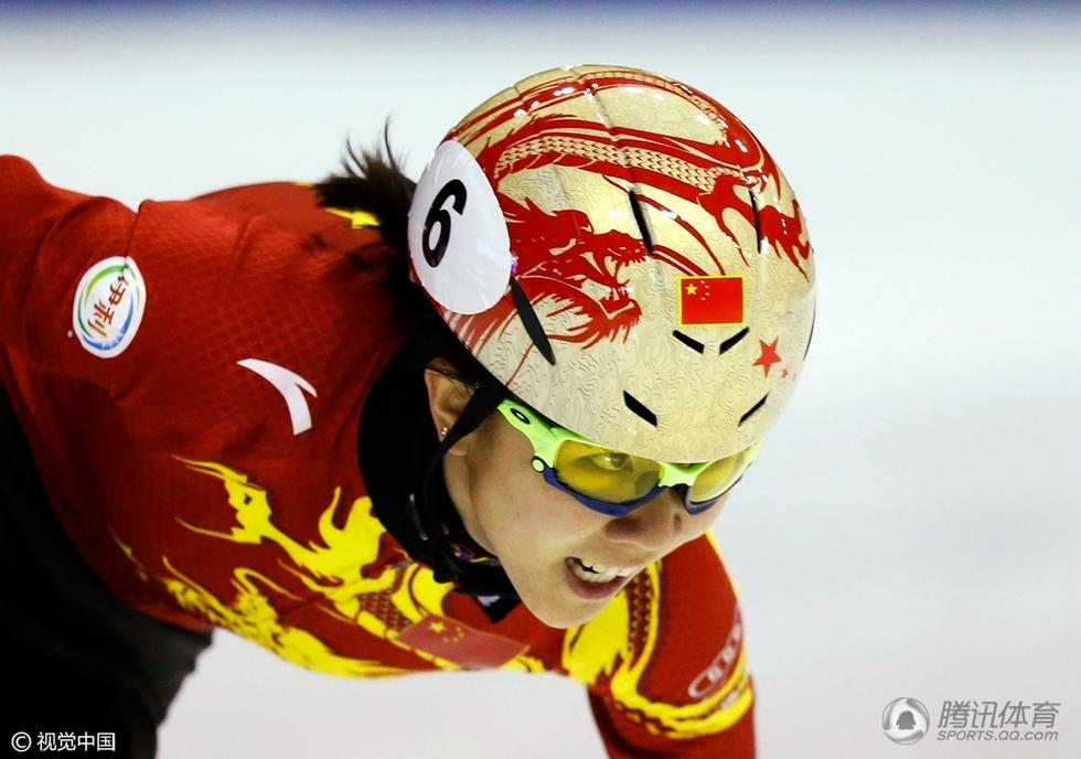 高清:短道速滑运动员酷炫头盔 中国龙闪耀全场