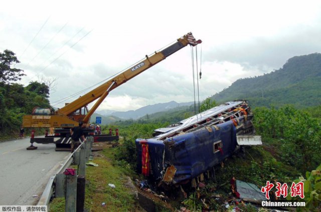 越南发生一起大巴翻车事故 导致十余死伤 - 国