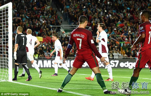 葡萄牙4-1 C罗点射破门秀经典庆祝 - 体育 - 东