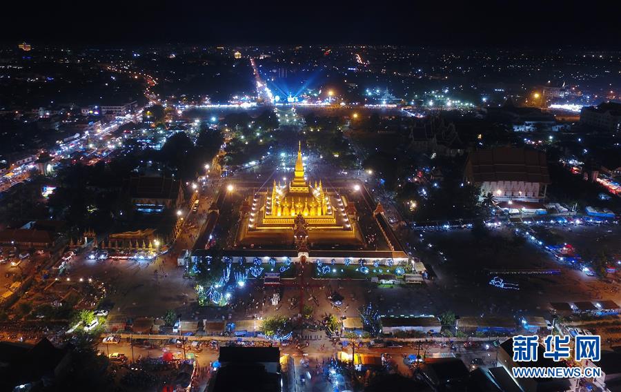 航拍老挝佛教圣地--塔銮夜景(高清组图) - 社会