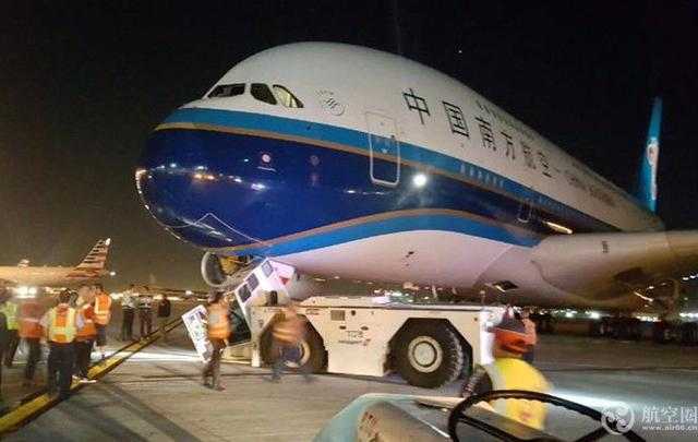 中国最大客机美国起飞前与拖车相撞,航班已取