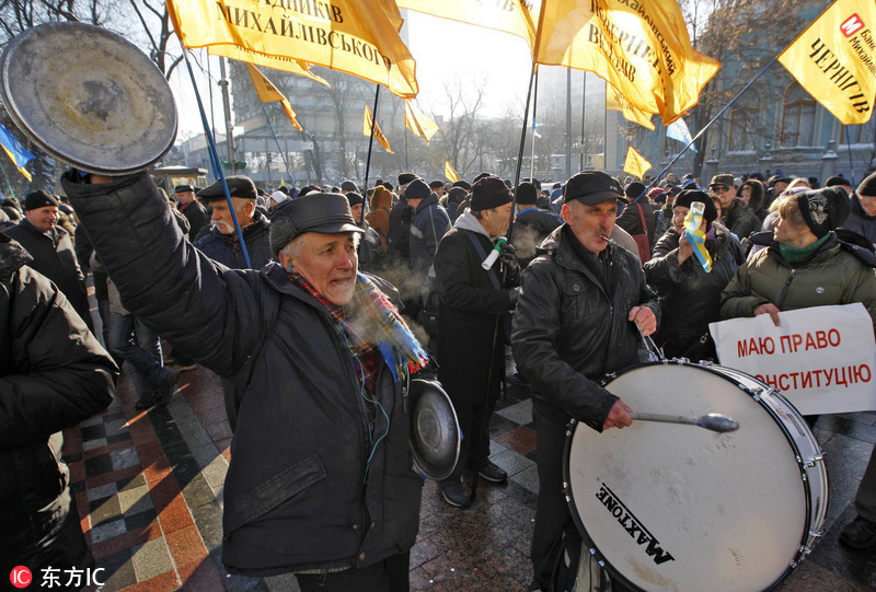 乌克兰多家银行破产倒闭 储户抗议要求还钱 - 
