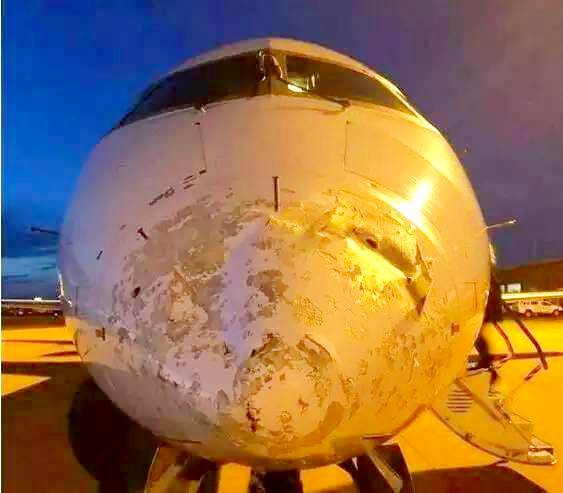 客机遭冰雹袭击整流罩伤痕累累