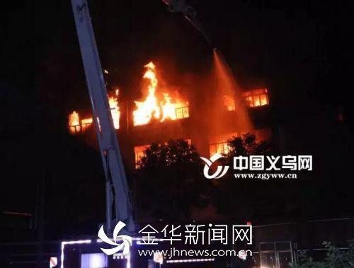 义乌1毛毯厂着火过火面积约600平 2名救火者