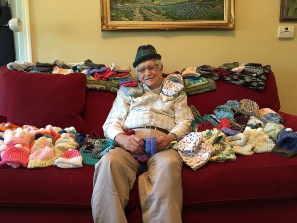 86岁老大爷自学编织做帽子 帮助了300多个早