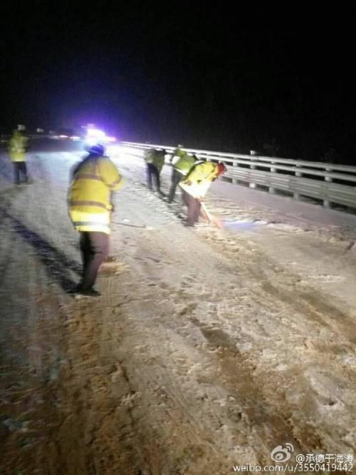河北多地降雪 高速交警使洪荒之力保道路安全