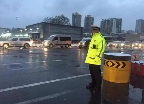 北京交警全员投入 全力应对首场降雪 - 社会 - 东