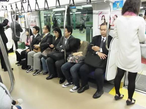 日本人的通勤时间大调查:最常加班、睡眠时间
