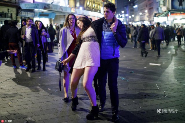 伦敦新年狂欢夜 女子大醉被捡尸 - 社会 - 东方