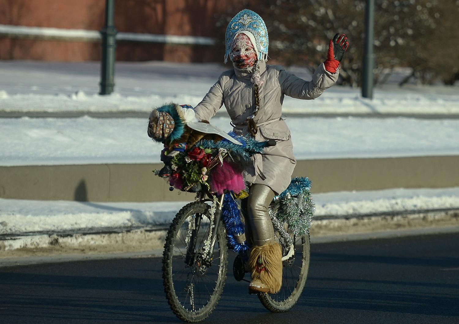 零下28度! 莫斯科集体骑行照常搞短裤哥抢镜