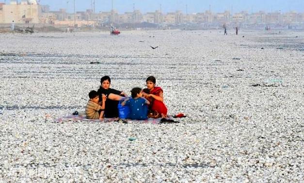 卡拉奇海滩上布满大量白色垃圾,当地居民却喜