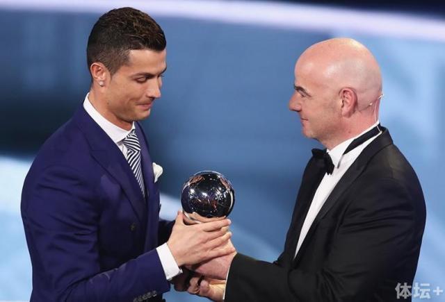 直播FIFA年度颁奖盛典:C罗荣膺年度世界足球