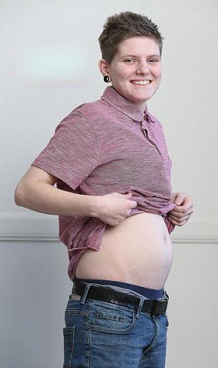 英国一男子注射精子成首个孕爸 已怀孕4个月 